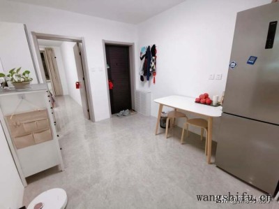 这是我见过最极简的装修，全屋大白墙，不做吊顶，一家三口很幸福