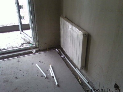 老房改装暖气，暖气片管道安装步骤是什么？这些改装事项别忽视！（老房子的暖气管道如何改装）