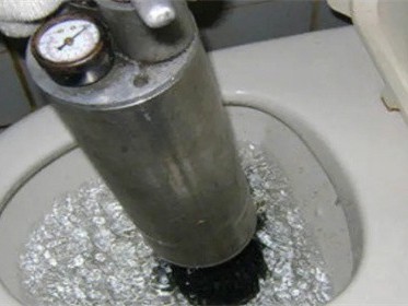 马桶堵了但还缓慢下水怎么办