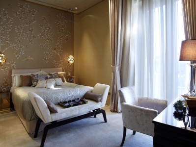 装板门跟模压门哪个贵（装板门跟模压门哪个贵些）