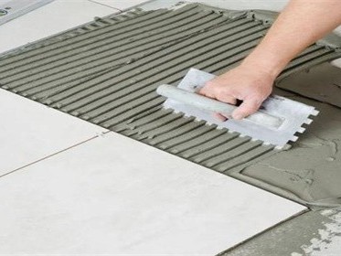 瓷砖贴完了要不要浇水