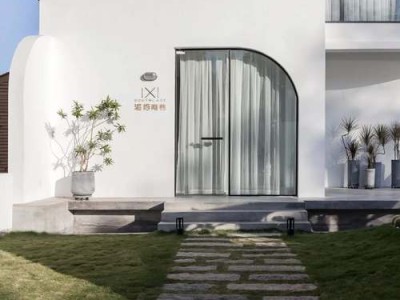 破旧老宅改造成极简海景民宿（老宅改造民宿图片）