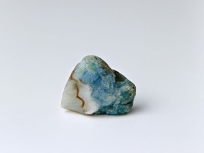  玉晶石和岩板餐桌哪个好？从质量、价格、风格等方面分析 