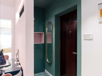 70㎡旧房改造，全屋网红色，客厅像蜗居，完工后却很浪漫（旧房改造客厅效果图）