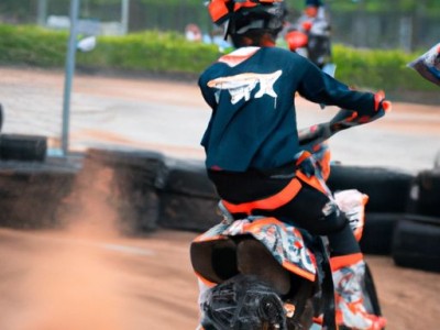 黑白灰的装修风格用什么颜色的窗帘