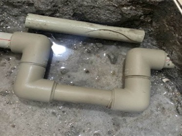 自建房屋顶排水管装在柱子里行吗