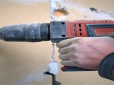 楼上装修电钻声很吵怎么办