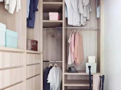 如何轻松打造衣帽间？小户型也能拥有生活的仪式感（小平米卧室里怎么打造衣帽间）