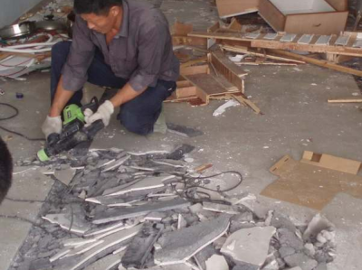 旧房翻新，原墙地面和顶板的处理要尤为注意，否则会引发很多问题