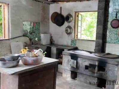 他回到乡下改造老式厨房，将脏旧石砌灶台重做橱柜，干净整洁多了