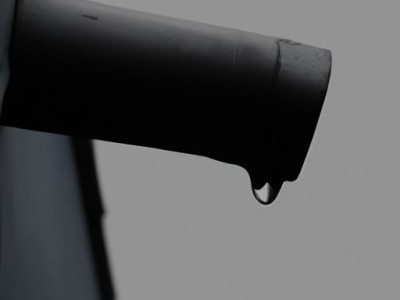 房顶漏雨是由哪个部门负责维修和管理的？