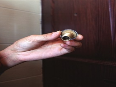 防盗门猫眼怎么拆