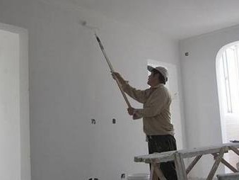 塑料和木头哪个更环保（塑料和木头哪个更环保些）