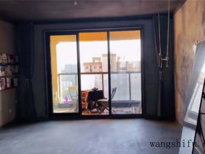 一位姑娘晒出独居的家，毛坯房不装修直接住，网友：也是服了（独自装修毛坯房的日子）