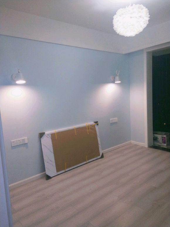 新房目前花了11万，最后悔的是贴墙布，一屋子都是难闻的味道