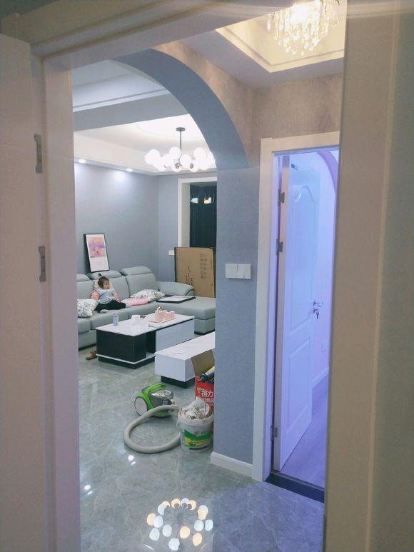 新房目前花了11万，最后悔的是贴墙布，一屋子都是难闻的味道