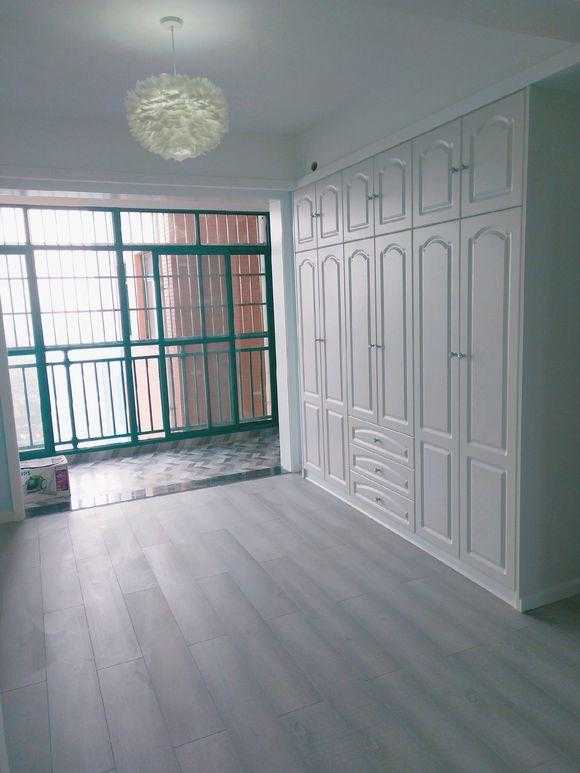 新房目前花了11万，最后悔的是贴墙布，一屋子都是难闻的味道