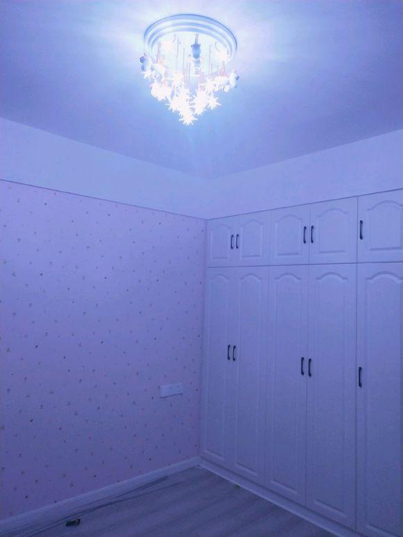 新房目前花了11万，最后悔的是贴墙布，一屋子都是难闻的味道