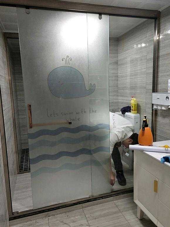 新房目前花了11万，最后悔的是贴墙布，一屋子都是难闻的味道