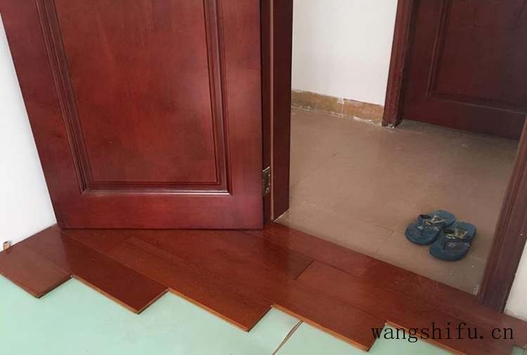 旧房翻新，我直接在瓷砖上铺木地板，最初家人不看好，完工后真香 旧房翻新 第4张 旧房翻新，我直接在瓷砖上铺木地板，最初家人不看好，完工后真香 旧房翻新 粉刷匠第4张