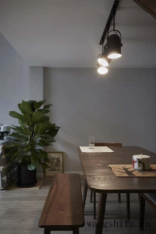 鸡翅木楠木红木哪个贵（鸡翅木楠木红木哪个贵些）