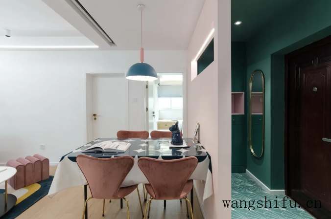 70㎡旧房改造，全屋网红色，客厅像蜗居，完工后却很浪漫 旧房翻新 第3张 70㎡旧房改造，全屋网红色，客厅像蜗居，完工后却很浪漫 旧房翻新 粉刷匠第3张