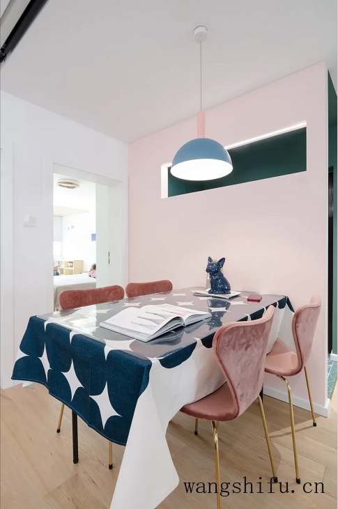 70㎡旧房改造，全屋网红色，客厅像蜗居，完工后却很浪漫 旧房翻新 第4张 70㎡旧房改造，全屋网红色，客厅像蜗居，完工后却很浪漫 旧房翻新 粉刷匠第4张