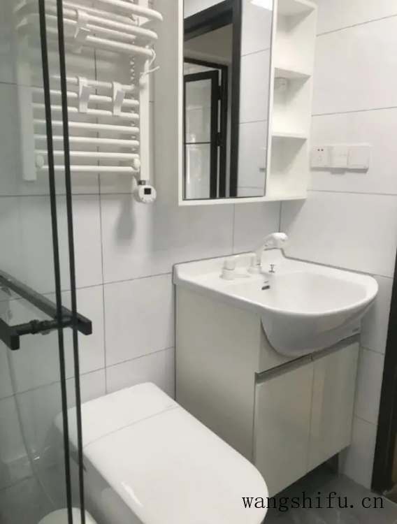 小卫生间注定憋屈?网友:我家才2㎡这么装真好用 小卫生间注定憋屈?网友:我家才2㎡这么装真好用