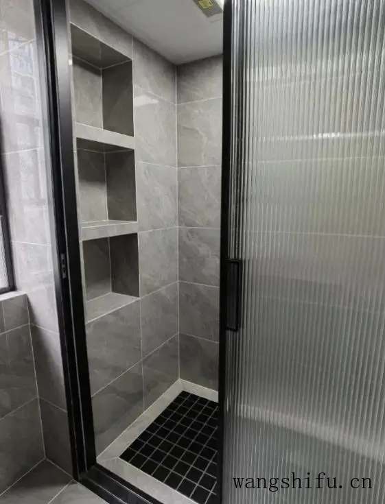 驼色和酒红色哪个显白（驼色和酒红色哪个显白些）