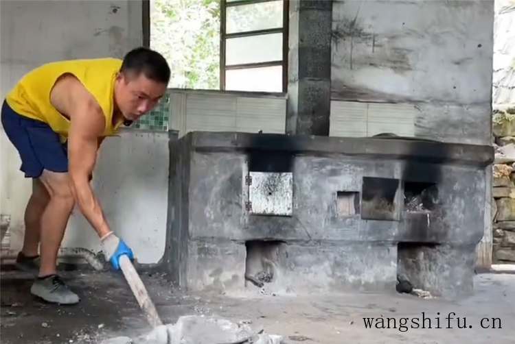 他回到乡下改造老式厨房，将脏旧石砌灶台重做橱柜，干净整洁多了