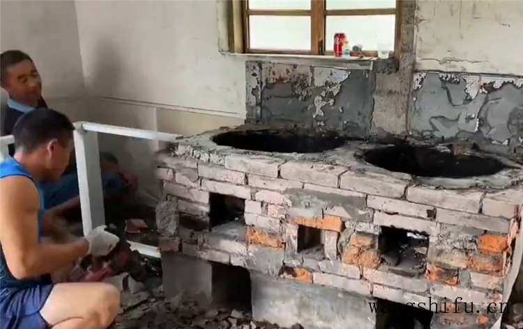 他回到乡下改造老式厨房，将脏旧石砌灶台重做橱柜，干净整洁多了