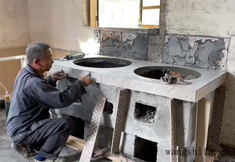 他回到乡下改造老式厨房，将脏旧石砌灶台重做橱柜，干净整洁多了