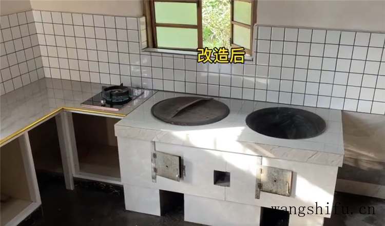 他回到乡下改造老式厨房，将脏旧石砌灶台重做橱柜，干净整洁多了
