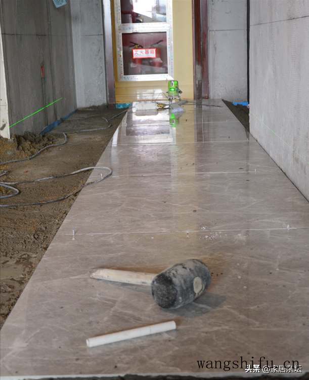 旧房翻新，原墙地面和顶板的处理要尤为注意，否则会引发很多问题