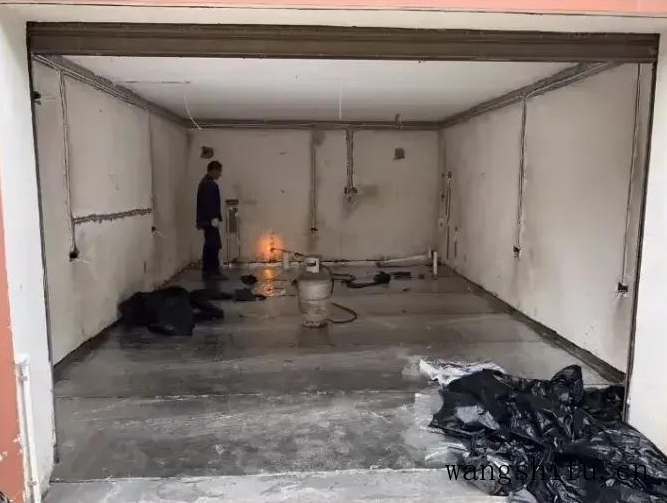 花5万把车库改造成住房，不到25平，变成老人的理想居所（20平车库改造住人图片）