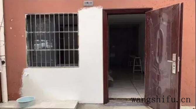 花5万把车库改造成住房，不到25平，变成老人的理想居所（20平车库改造住人图片）