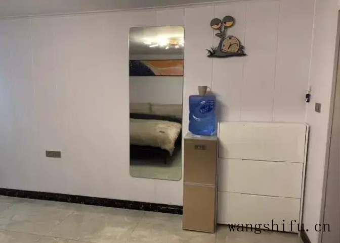 花5万把车库改造成住房，不到25平，变成老人的理想居所（20平车库改造住人图片）