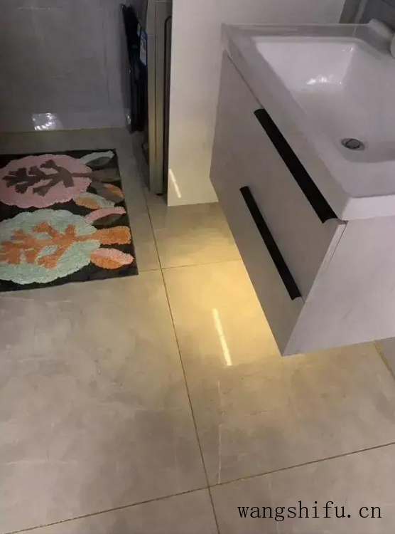 花5万把车库改造成住房，不到25平，变成老人的理想居所（20平车库改造住人图片）