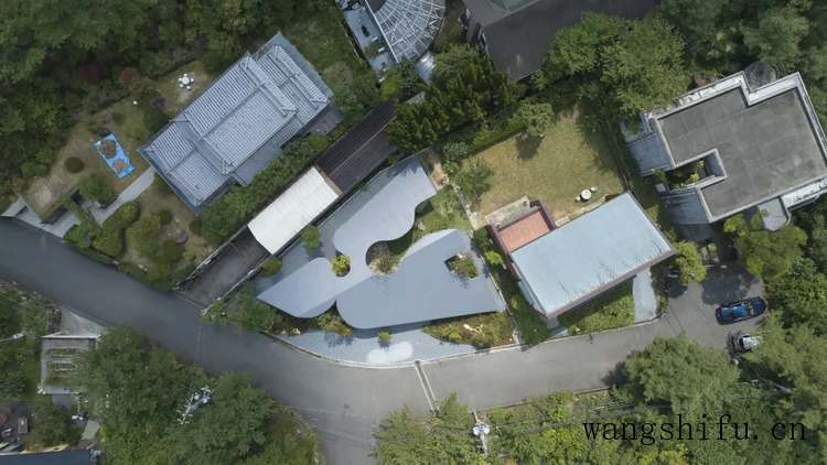 墙壁发霉长毛怎么办？装饰师傅教你几招轻松除霉，让墙面焕然一新