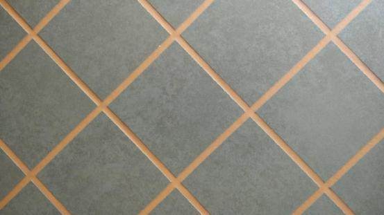 西安旧房改造，美缝师给我做的美缝都带凹槽，是美缝剂的原因吗？