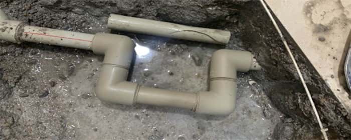 自建房屋顶排水管装在柱子里行吗