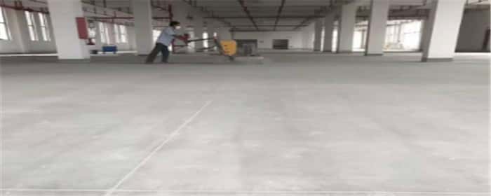 水泥地返潮像泼了水怎么快速处理